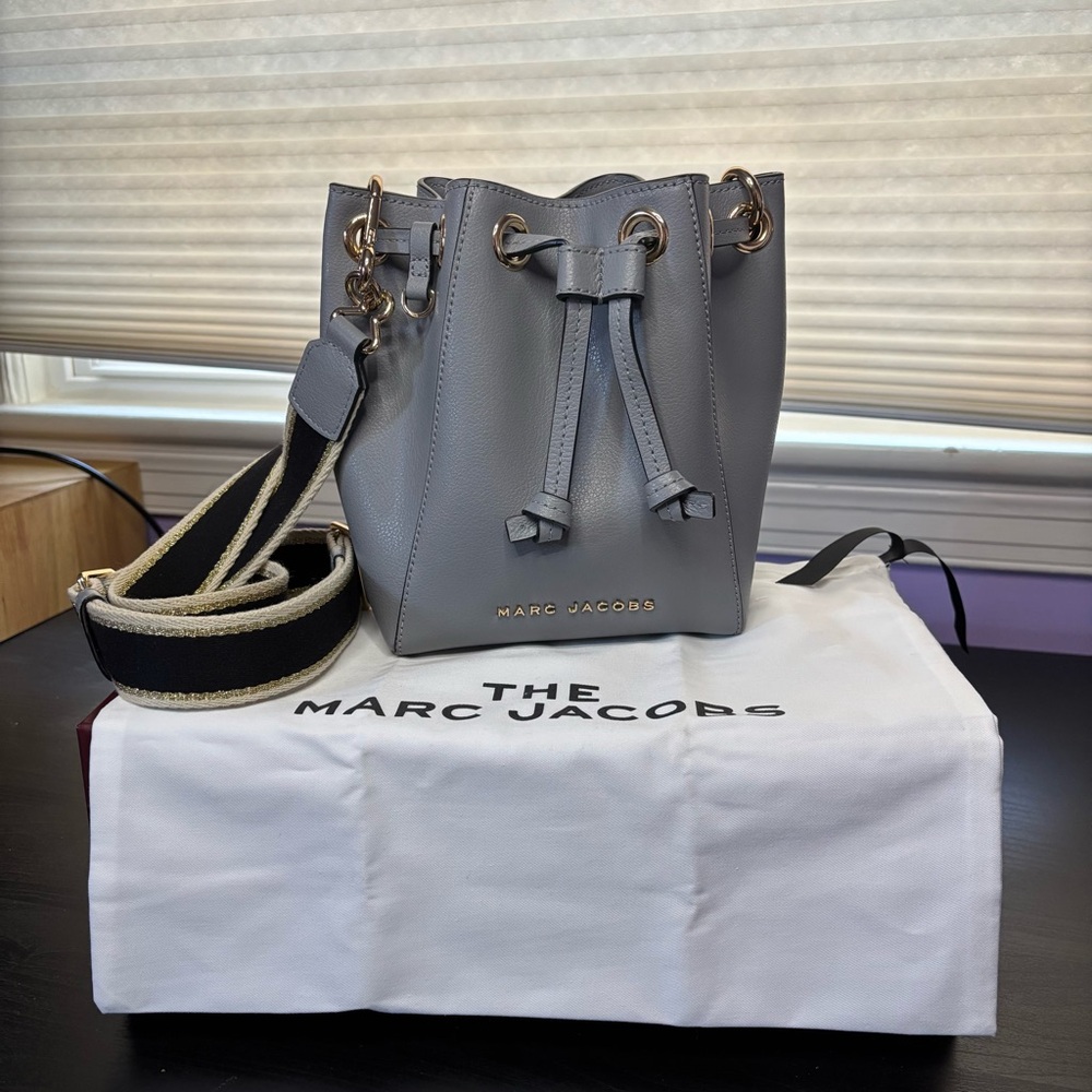 Marc Jacobs Leather Bucket Bag (Rock Grey)